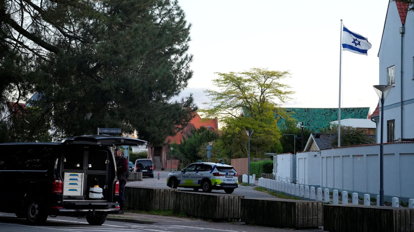 Dänische Polizei vor der israelischen Botschaft in Dänemark: In der Nähe hat es in der Nacht zwei Explosionen gegeben.