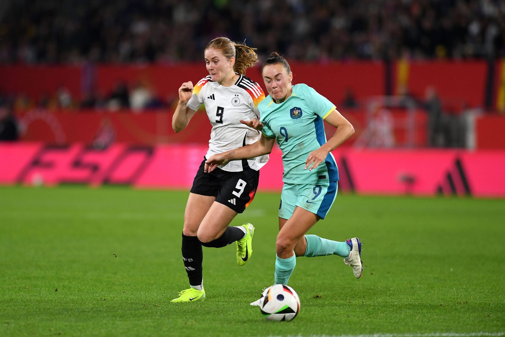 Sjoeke Nüsken: Im Zentrum der DFB-Frauen gesetzt. Machte die Mitte immer wieder dicht und war auch in Bedrängnis anzuspielen (52.). Gut im Zusammenspiel mit Bühl (14.) und Gwinn sowie Cerci (44.). Verpasste nach gut einer halben Stunde das Tor zum 2:0. Wurde in der zweiten Hälfte besser und wirkte wacher im Kopf, sah aber nach einem unnötigen Foul Gelb. Note: 3