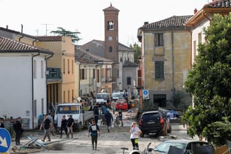 Ein Bild aus dem September: In Traversara (Emilia-Romagna) wird nach heftigen Überschwemmungen aufgeräumt. Nun müssen die Einwohner fürchten, dass sie erneut von Fluten heimgesucht werden.