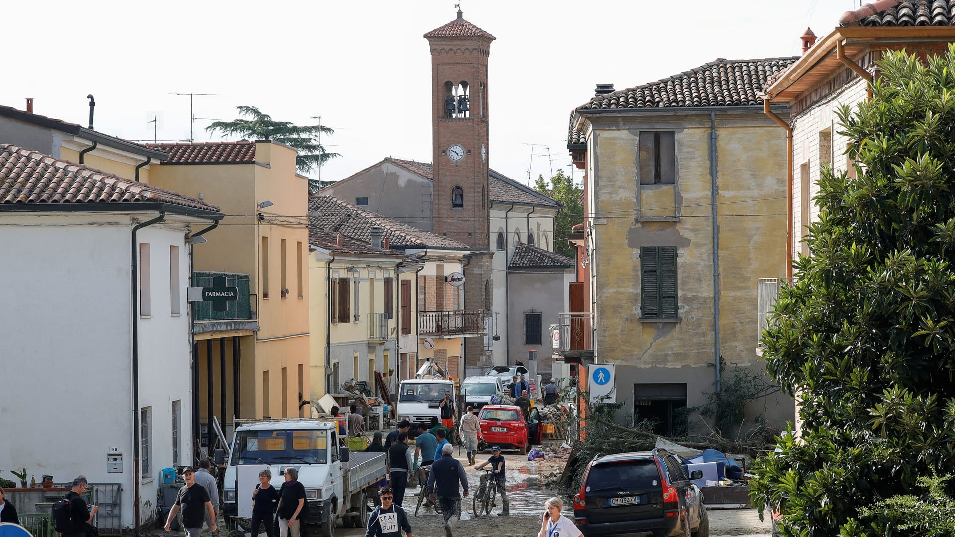 Ein Bild aus dem September: In Traversara (Emilia-Romagna) wird nach heftigen Überschwemmungen aufgeräumt. Nun müssen die Einwohner fürchten, dass sie erneut von Fluten heimgesucht werden.