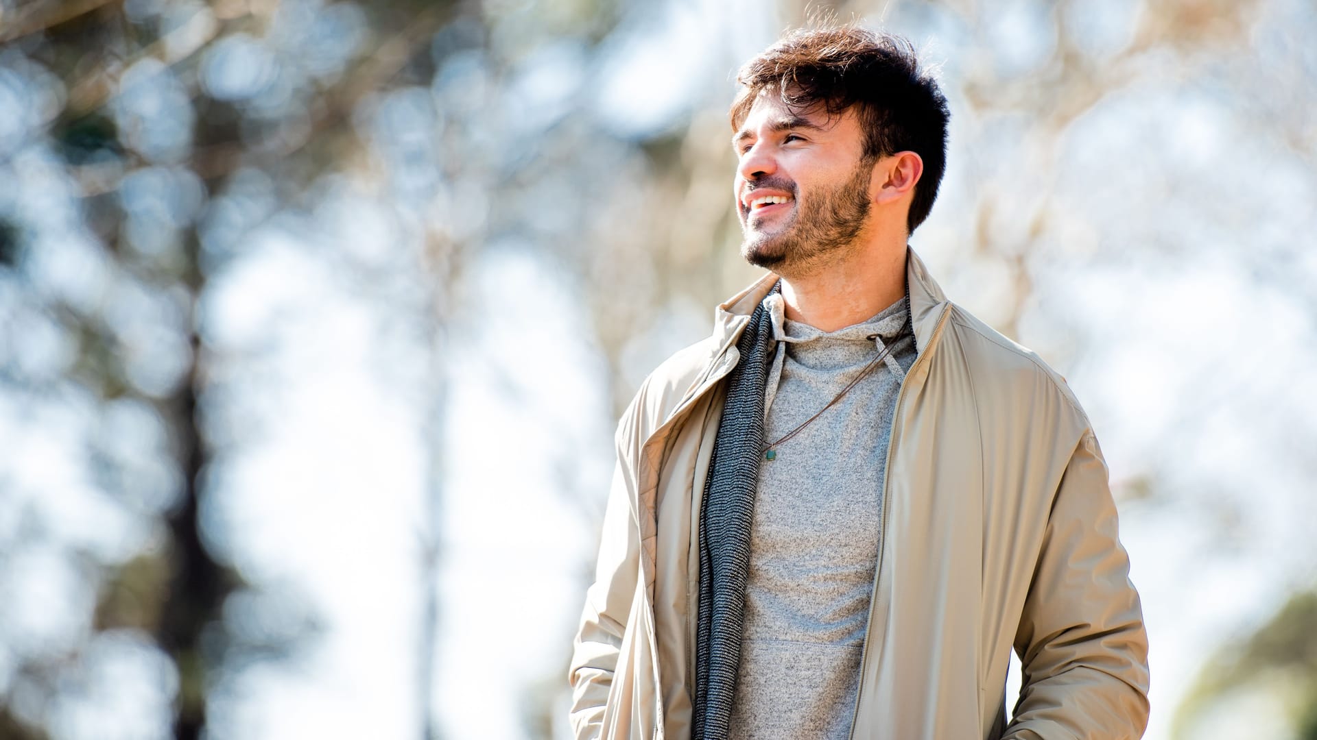 Mit einer Funktionsjacke sind Sie beim Wandern optimal gegen unerwartete Wetteränderungen gewappnet.