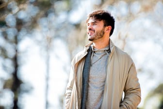 Mit einer Funktionsjacke sind Sie beim Wandern optimal gegen unerwartete Wetteränderungen gewappnet.