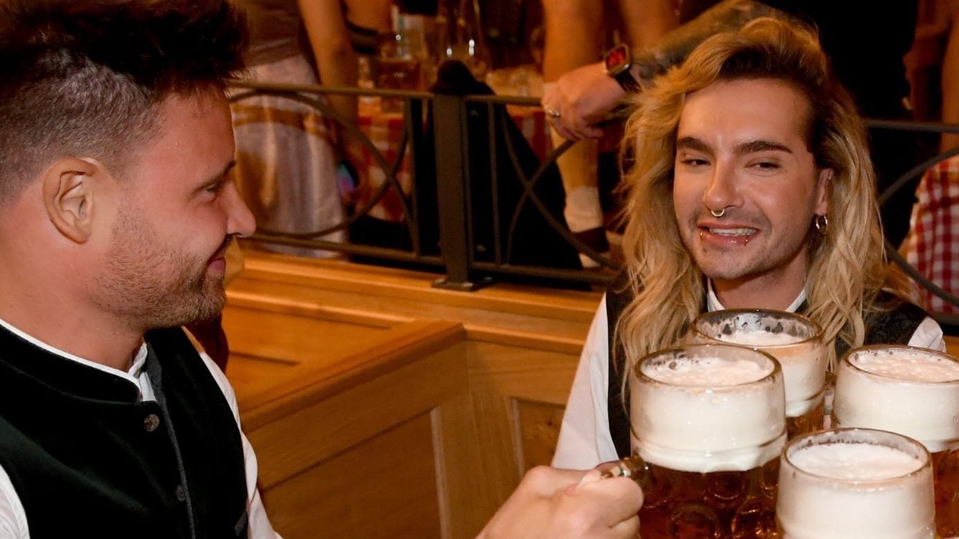 Prost im Schützenzelt: Bill Kaulitz gönnte sich mit Model Marc Eggers und einigen Freunden eine Maß.