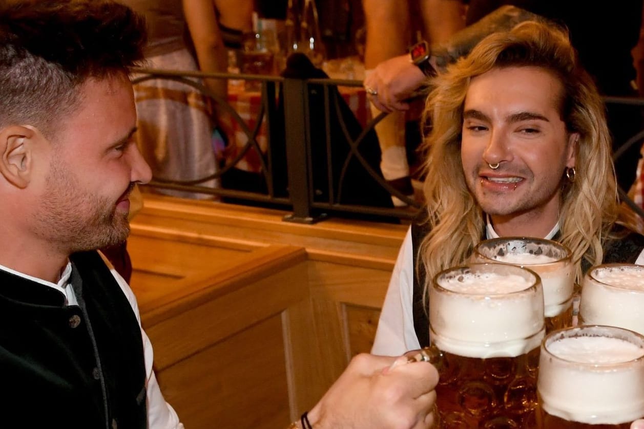 Prost im Schützenzelt: Bill Kaulitz gönnte sich mit Model Marc Eggers und einigen Freunden eine Maß.