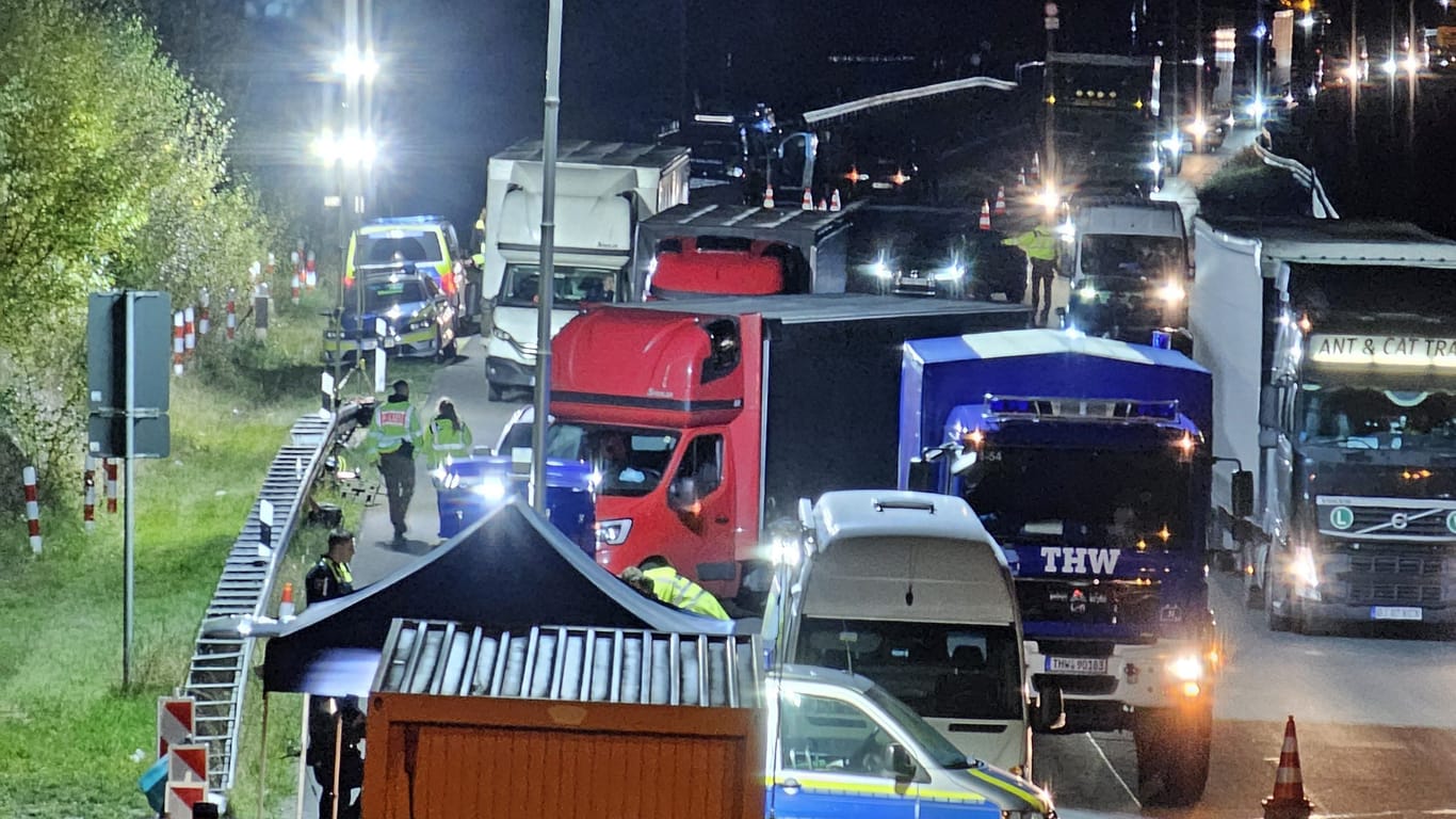 Die Kontrollstelle auf der A38: Die Durchsuchungen verliefen aus Sicht der Polizei durchaus erfolgreich.