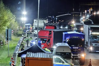 Die Kontrollstelle auf der A38: Die Durchsuchungen verliefen aus Sicht der Polizei durchaus erfolgreich.