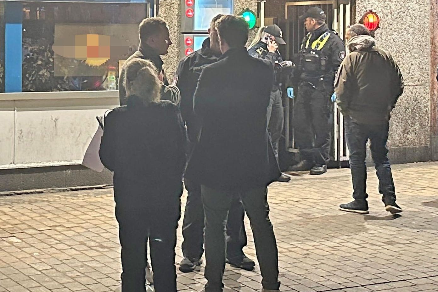 Großeinsatz für die Polizei in St. Georg: Die Beamten haben stundenlang Lokale und Personen am Hansaplatz kontrolliert.