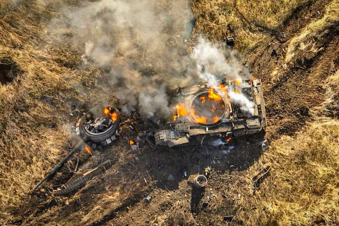 Wuhledar: Ein russischer Panzer nach mutmaßlich ukrainischem Beschuss (Archivbild).