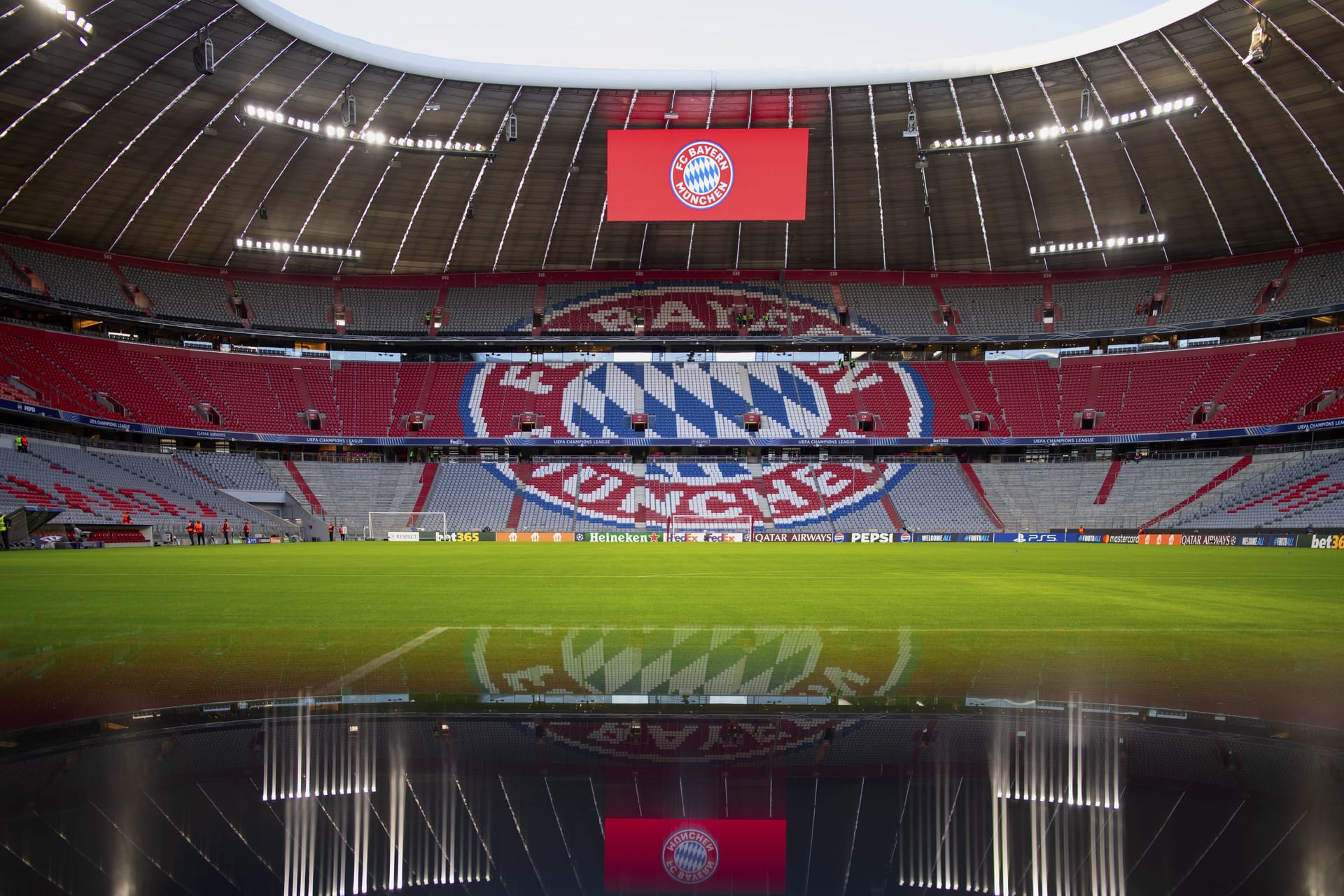 Das Logo des FC Bayern auf einer Anzeigetafel in der Allianz Arena (Archivbild): Die Veränderungen sind auf den ersten Blick kaum zu erkennen.