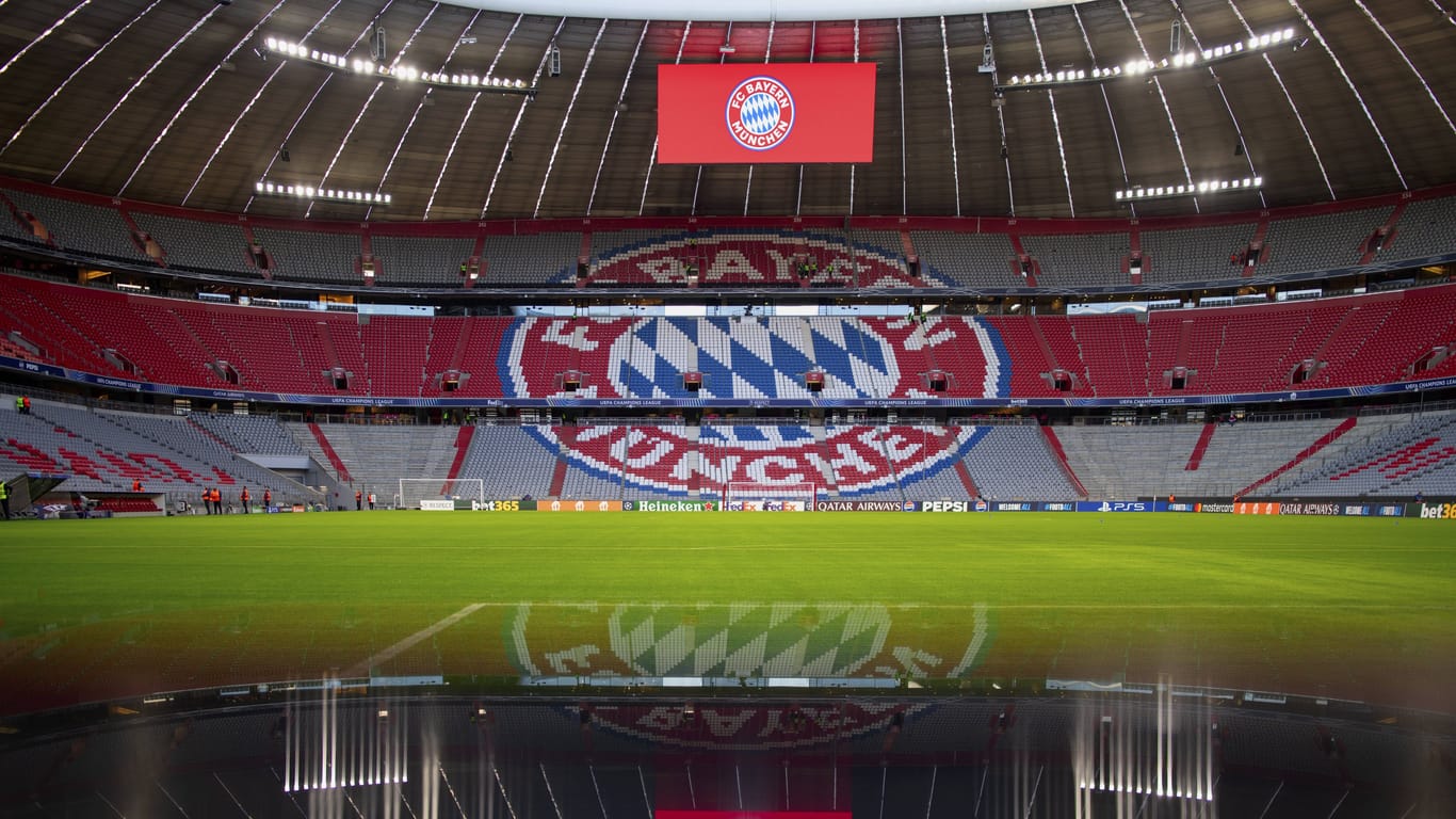 Das Logo des FC Bayern auf einer Anzeigetafel in der Allianz Arena (Archivbild): Die Veränderungen sind auf den ersten Blick kaum zu erkennen.