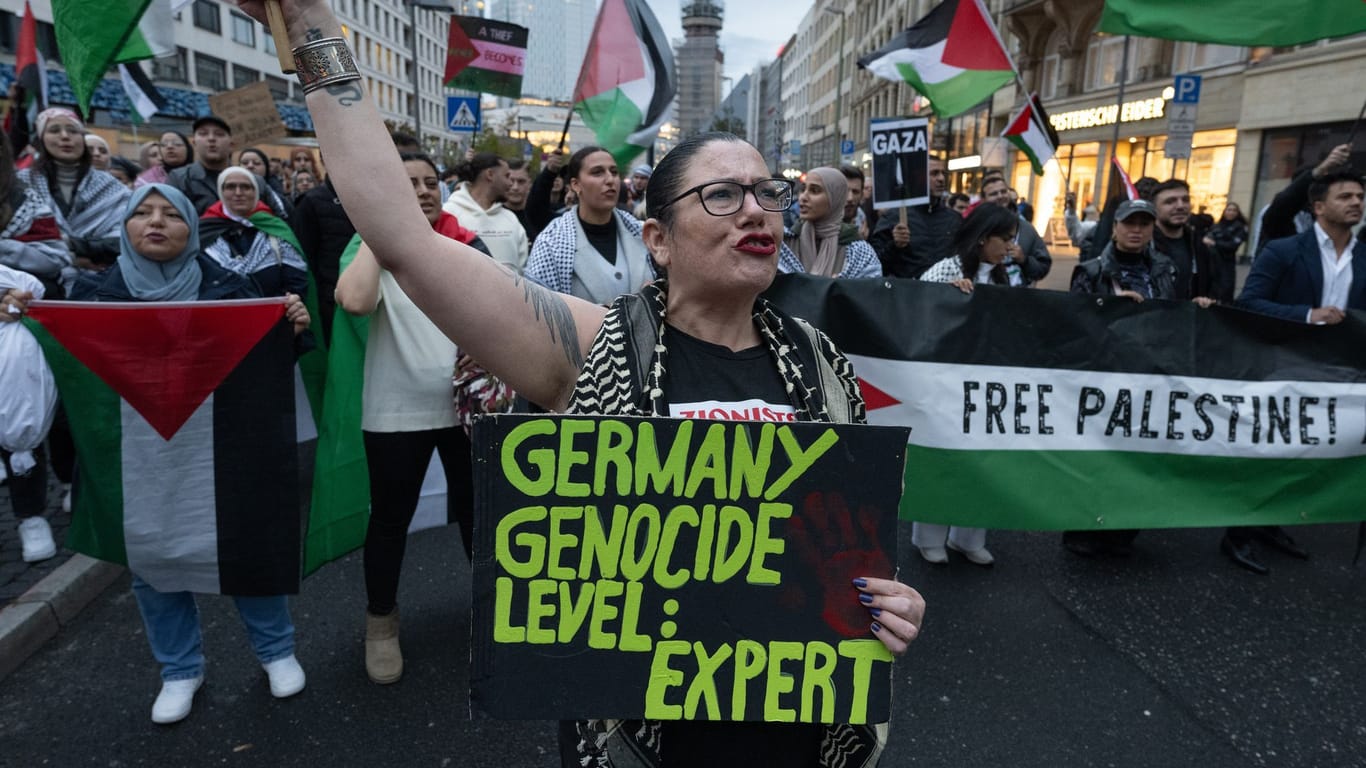 Teilnehmer einer propalästinensischen Kundgebung am Abend in der Innenstadt von Frankfurt am Main.