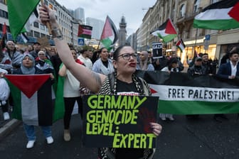 Teilnehmer einer propalästinensischen Kundgebung am Abend in der Innenstadt von Frankfurt am Main.