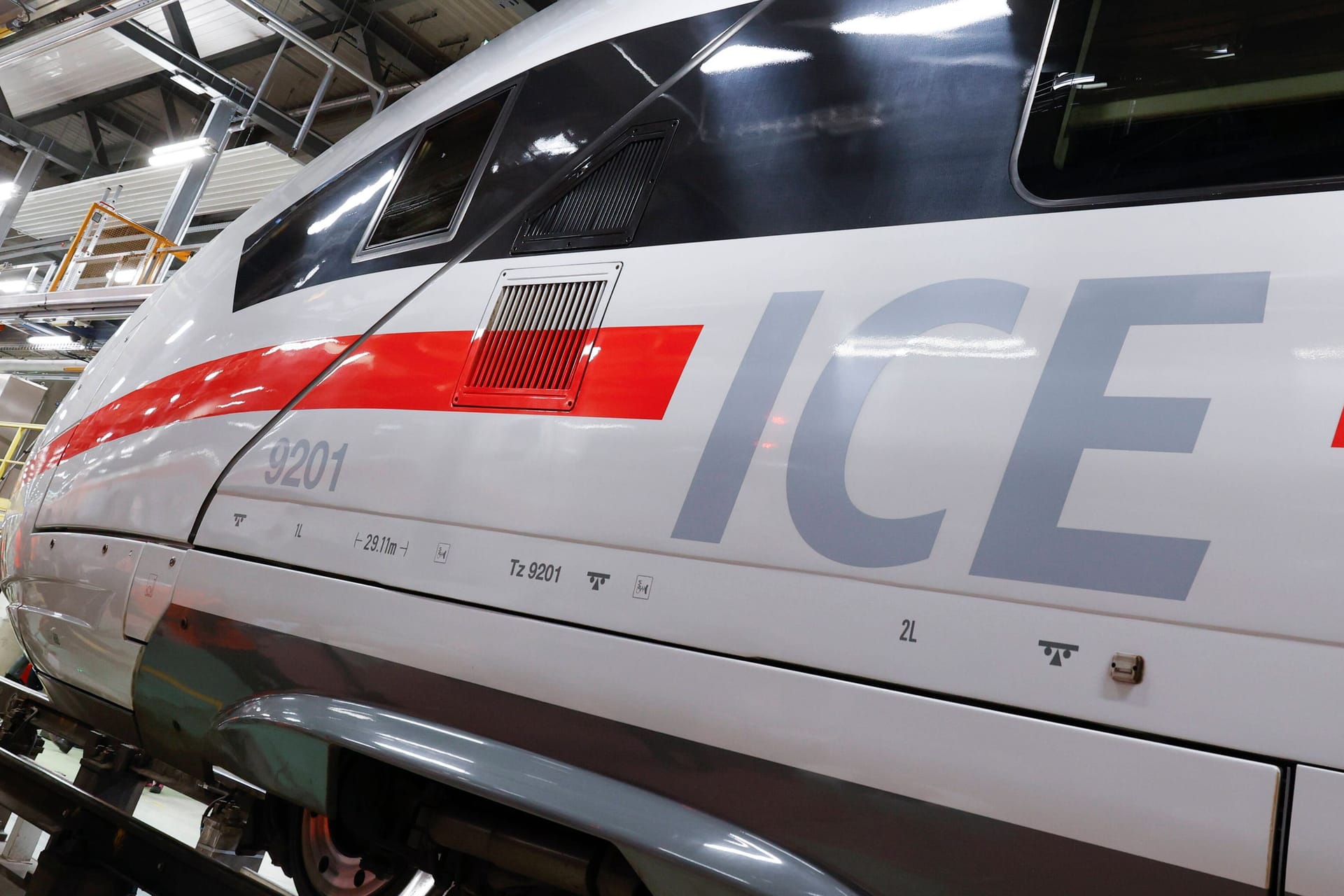 ICE Werk Rummelsburg Berlin, 20.12.2022 - Ein ICE Zug der Deutschen Bahn steht im ICE Werk Berlin Rummelsberg.