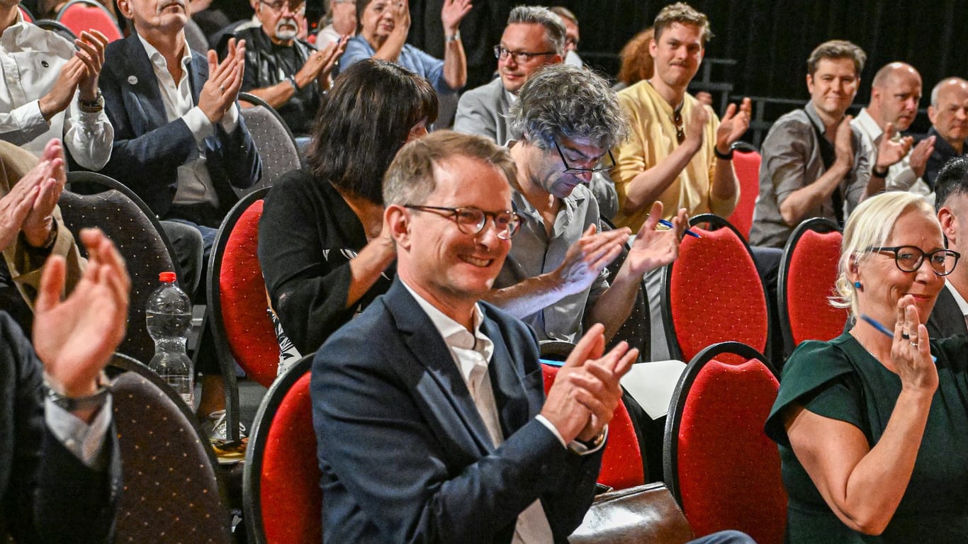 Bündnis Sahra Wagenknecht (BSW) gründet Berliner LandesverbandJosephine Thyrêt und Alexander King sind als Vorstandsvorsitzende des mittlerweile fünften BSW-Landesverbands gewählt. Sie wollen eine Doppelspitze bilden.