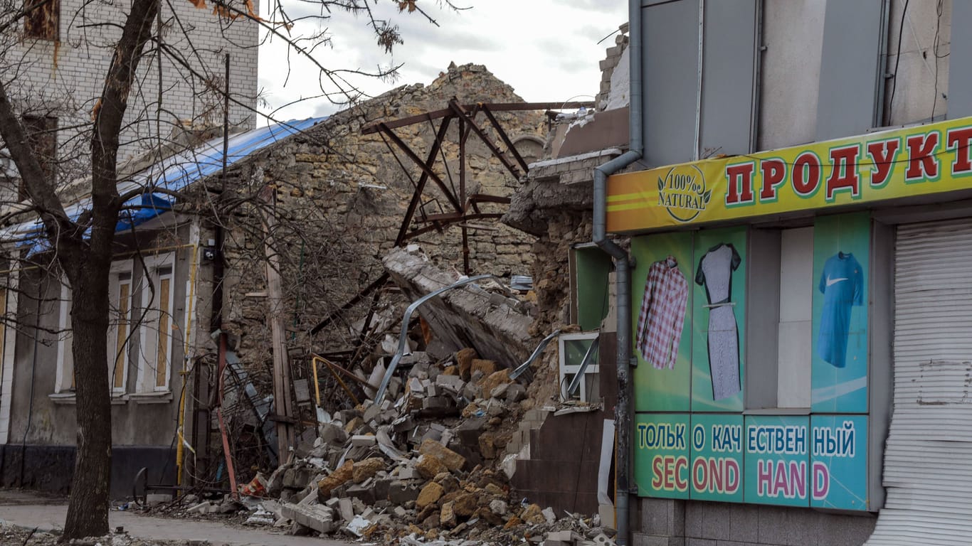 Viele Gebäude in der südukrainischen Großstadt sind bei russischen Angriffen zerstört worden.