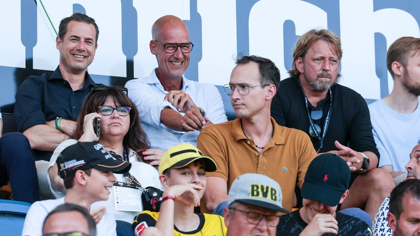 Lars Ricken (oben links) und Sven Mislintat, dazwischen Geschäftsführer Carsten Cramer.