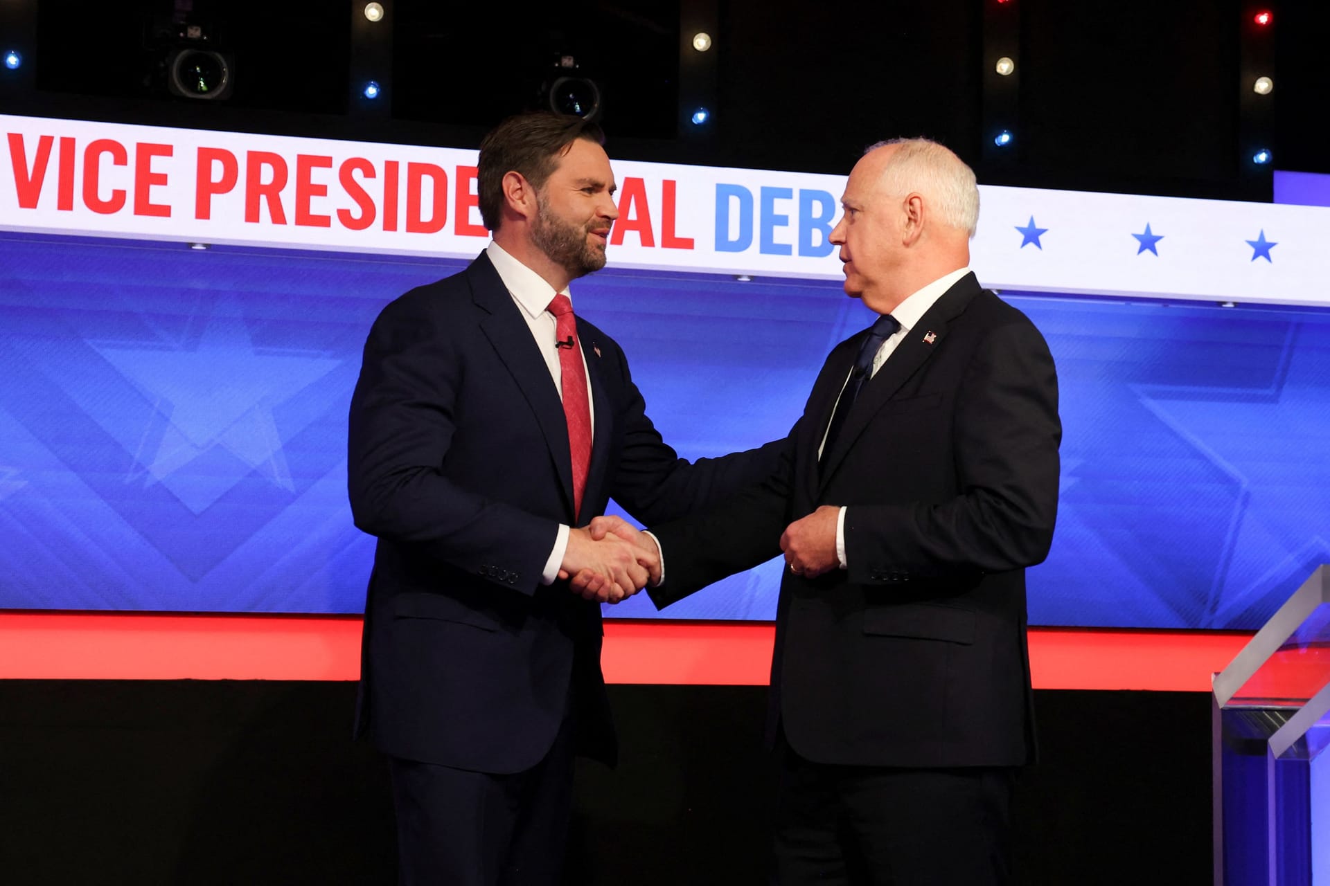 US-Senator J.D. Vance und Gouverneur Tim Walz schütteln sich die Hand.