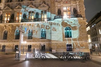 "Keine Kürzungen bei ARD und ZDF" steht auf einer Lichtprojektion: Daneben ist die Maus zu sehen.