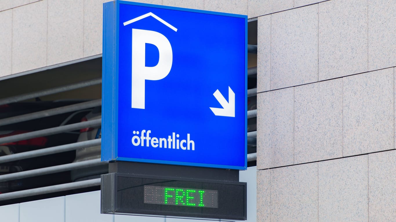 Parkplatzschild für ein großes Parkhaus in Hamburg (Symbolbild): Das neue Parkhaus bietet eine günstige Parkalternative in der City.