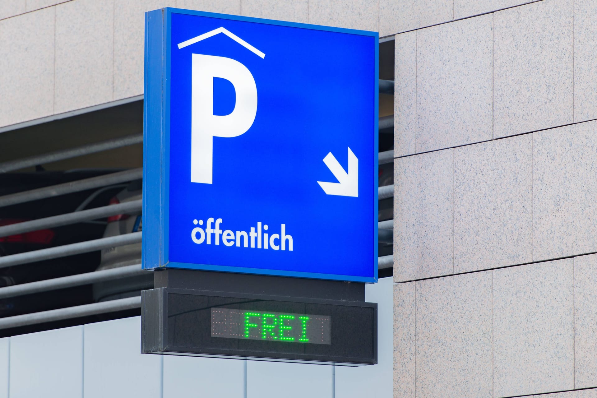 Parkplatzschild für ein großes Parkhaus in Hamburg (Symbolbild): Das neue Parkhaus bietet eine günstige Parkalternative in der City.