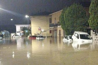 Die von der italienischen Feuerwehr herausgegebene Aufnahme zeigt eine überflutete Straße. In Italien haben neue heftige Regenfälle wieder für erhebliche Schäden und Beeinträchtigungen gesorgt.