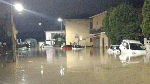 Die von der italienischen Feuerwehr herausgegebene Aufnahme zeigt eine überflutete Straße. In Italien haben neue heftige Regenfälle wieder für erhebliche Schäden und Beeinträchtigungen gesorgt.