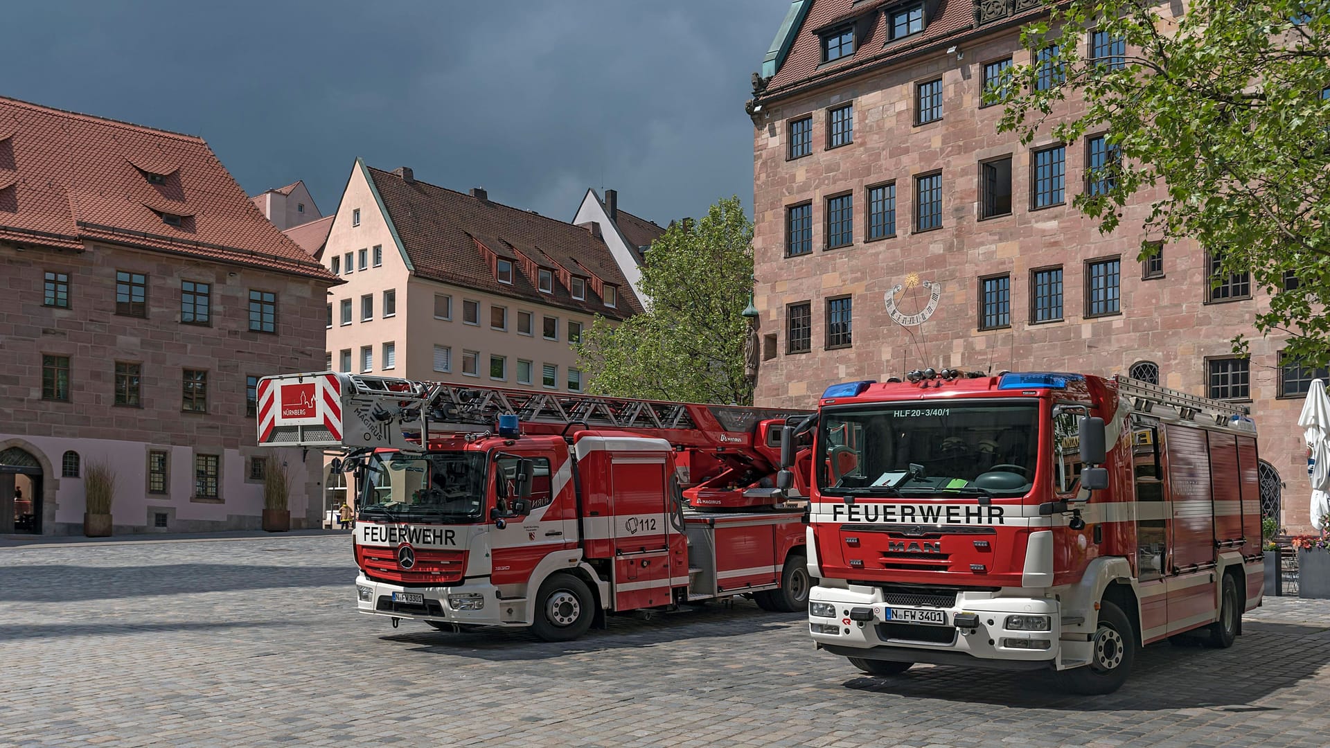 Feuerwehrautos stehen in der Nürnberger Altstadt (Archivbild): Wie der Mann ums Leben kam, ist nicht bekannt.