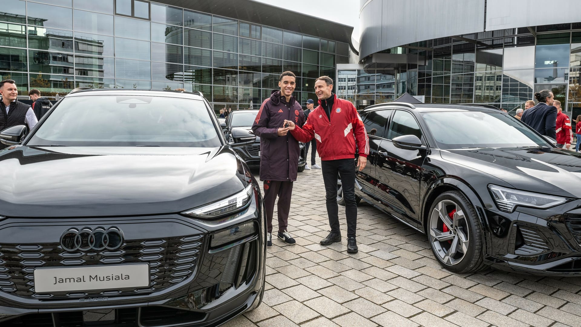 Jamal Musiala (links): Der Nationalspieler wählte einen Audi Q6.