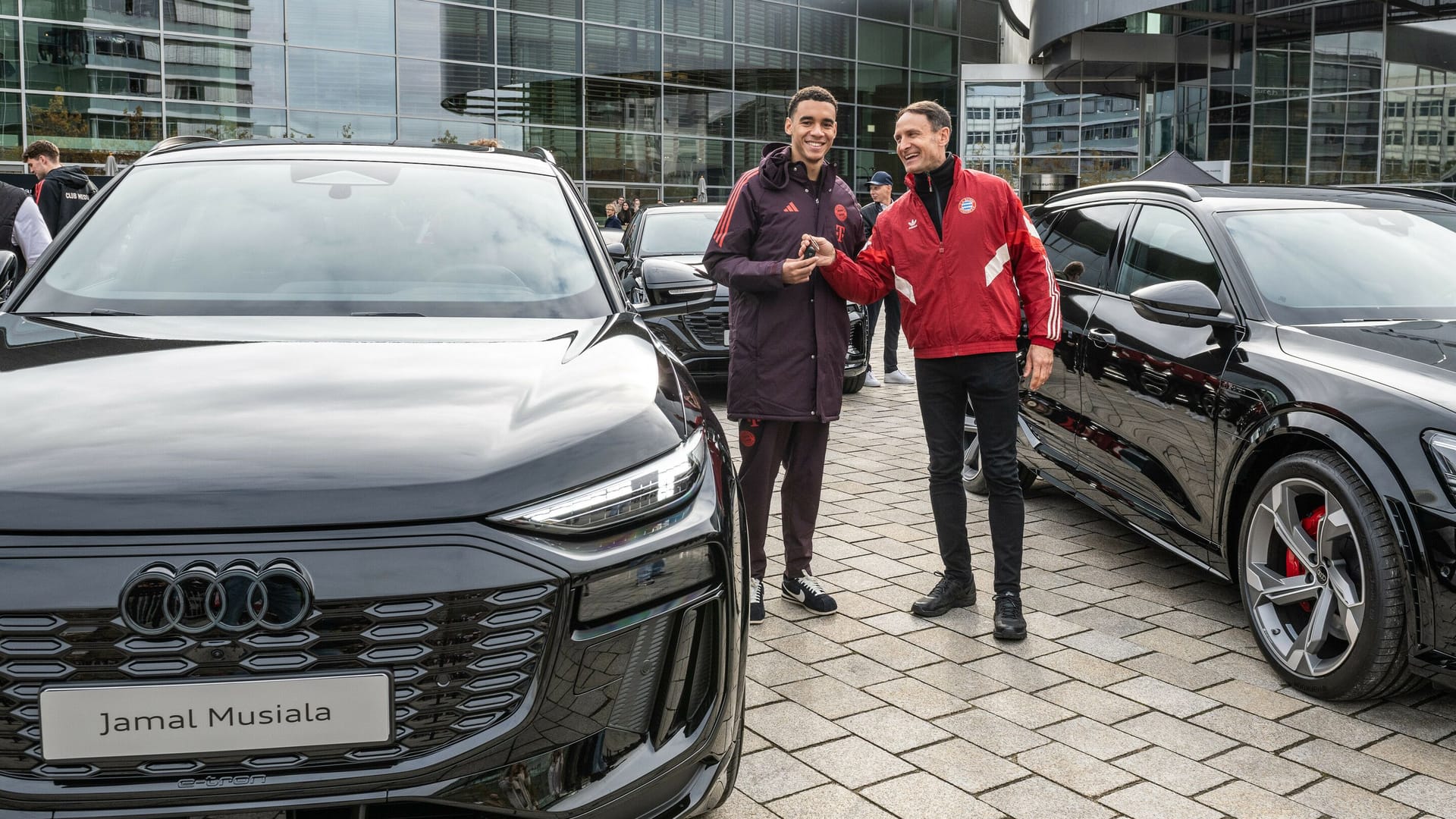 Jamal Musiala (links): Der Nationalspieler wählte einen Audi Q6.