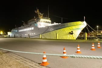 Manövrierunfähige Helgolandfähre erreicht Festland