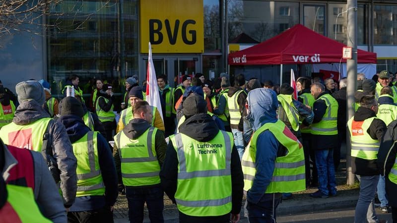 Kundgebung vor der BVG-Zentrale: Die Angestellten wollen genug Geld, um noch in Berlin leben zu können.