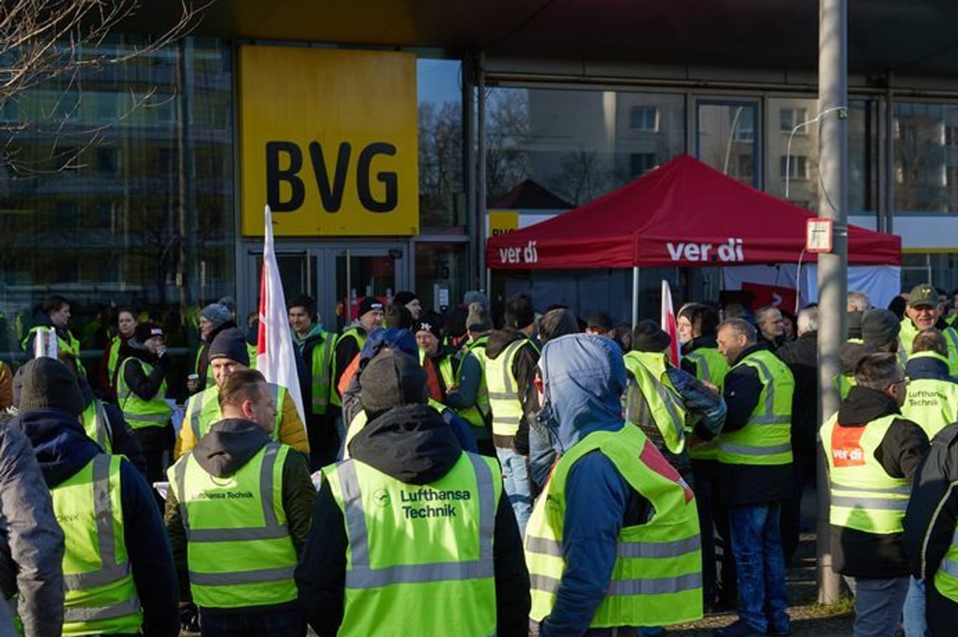 Kundgebung vor der BVG-Zentrale: Die Angestellten wollen genug Geld, um noch in Berlin leben zu können.