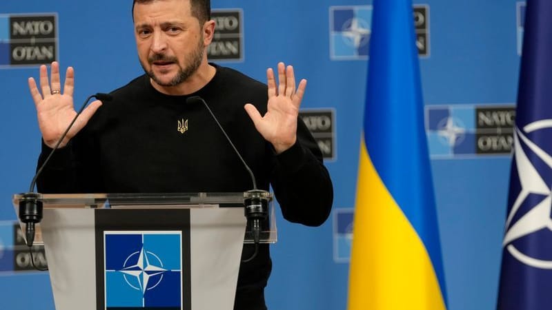 Wolodymyr Selenskyj, Präsident der Ukraine, spricht während einer Pressekonferenz im Nato-Hauptquartier.