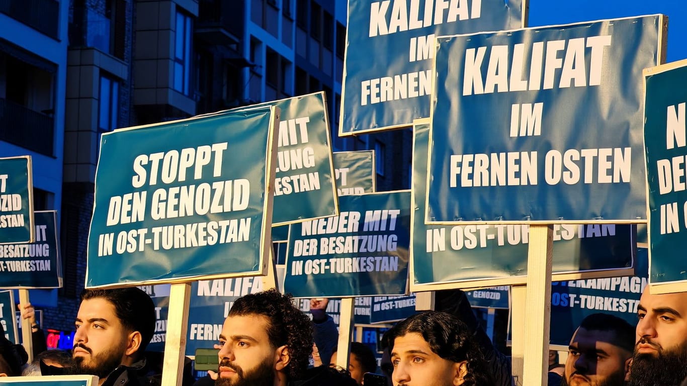 Etwa 1600 Menschen haben am Steindamm unter dem Tenor "Stoppt den Genozid gegen unsere Uigurischen Geschwister in Ostturkistan" demonstriert.