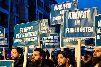 Etwa 1600 Menschen haben am Steindamm unter dem Tenor "Stoppt den Genozid gegen unsere Uigurischen Geschwister in Ostturkistan" demonstriert.