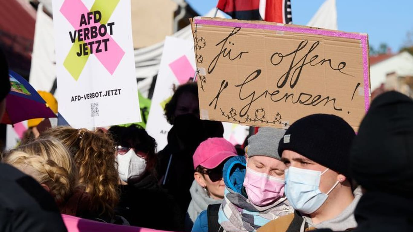 Anti-AfD-Protest in Jüterbog: "Für offene Grenzen" steht auf einem Plakat einer Demonstrantin.