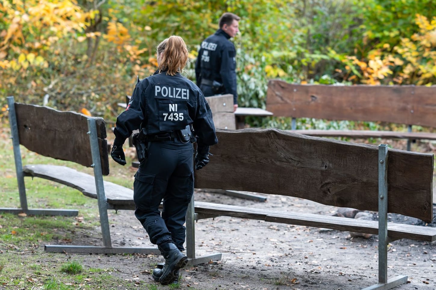 Melbeck: Polizisten suchen unweit eines Campingplatzes nach dem Vermissten.