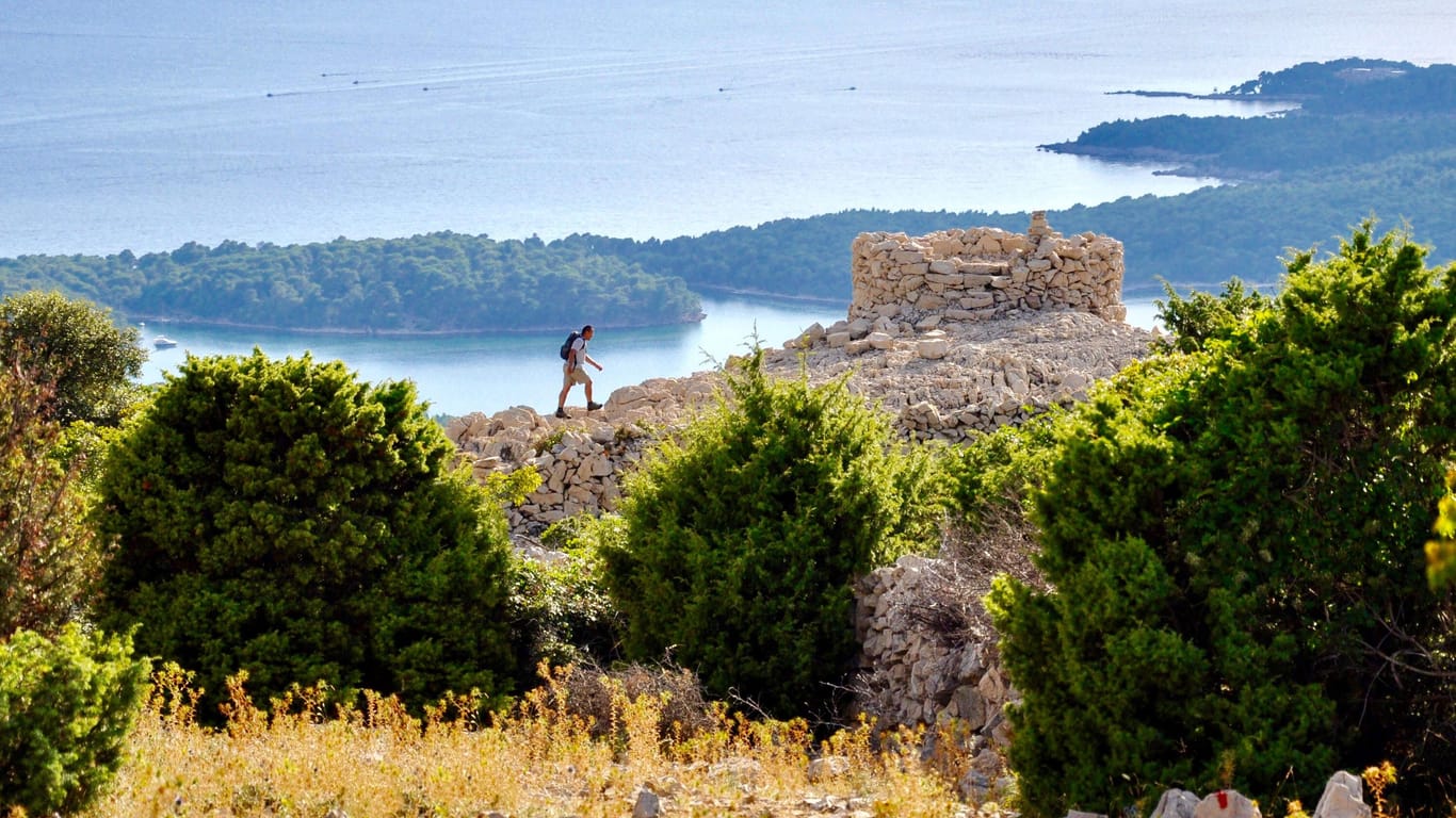 Ob Sie nun auf historischen Pfaden wandeln, die kulturellen Schätze erkunden oder einfach die Ruhe der Nebensaison genießen möchten - Rab bietet Ihnen ein unvergessliches Erlebnis.