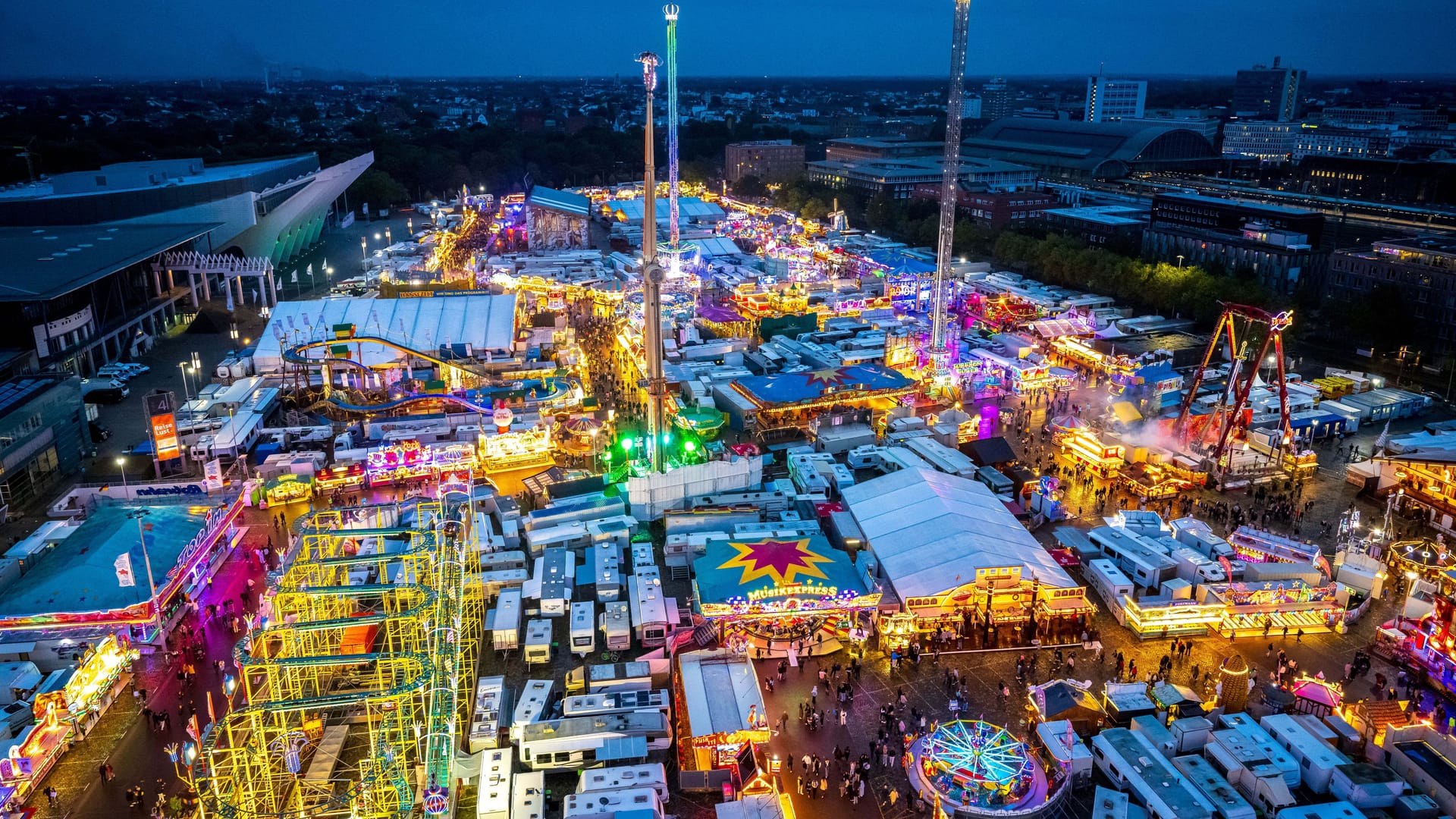 Freimarkt auf der Bürgerweide in Bremen von oben.