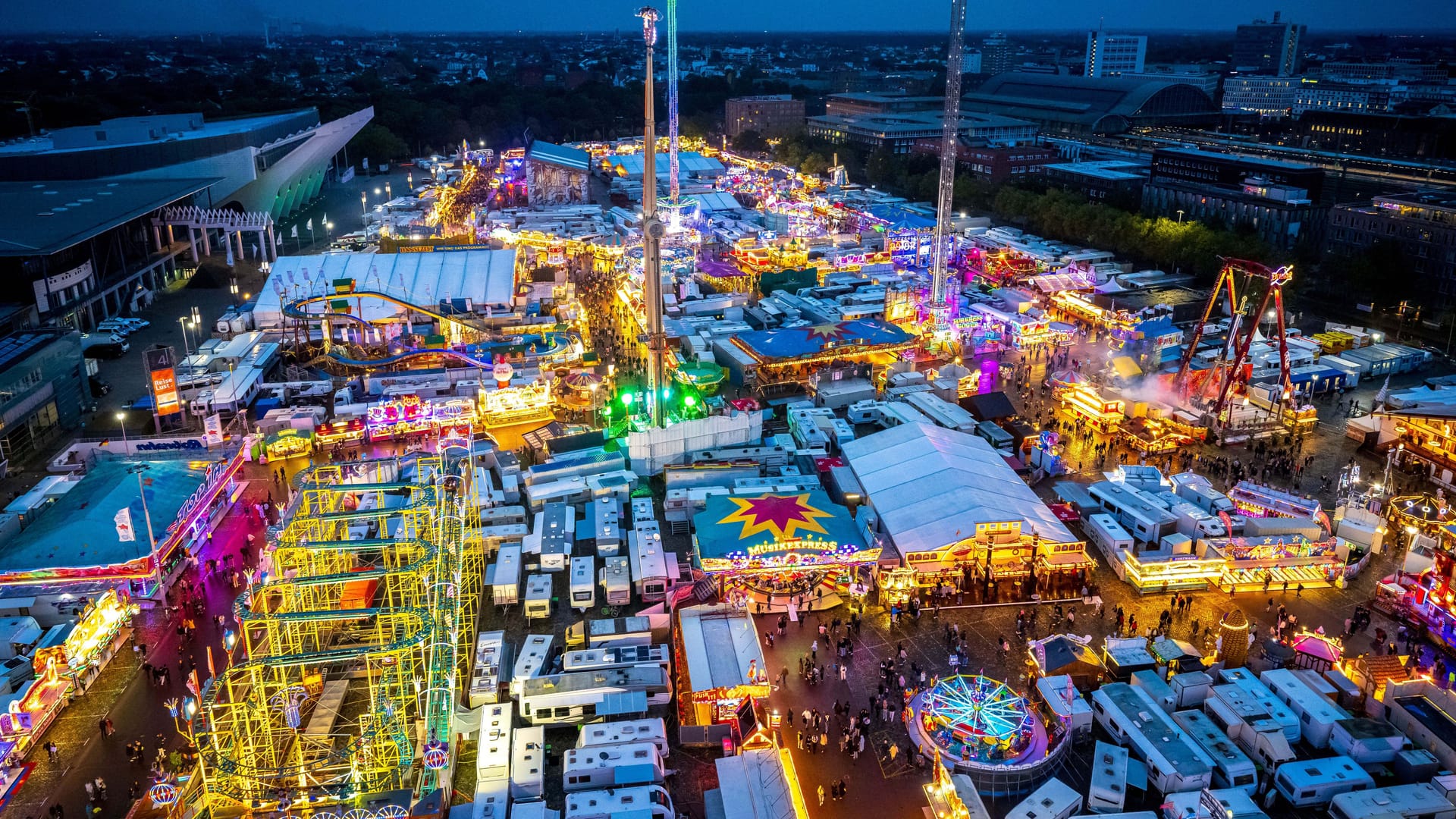 Freimarkt auf der Bürgerweide in Bremen von oben. Freimarkt auf der Bürgerweide in Bremen von oben.