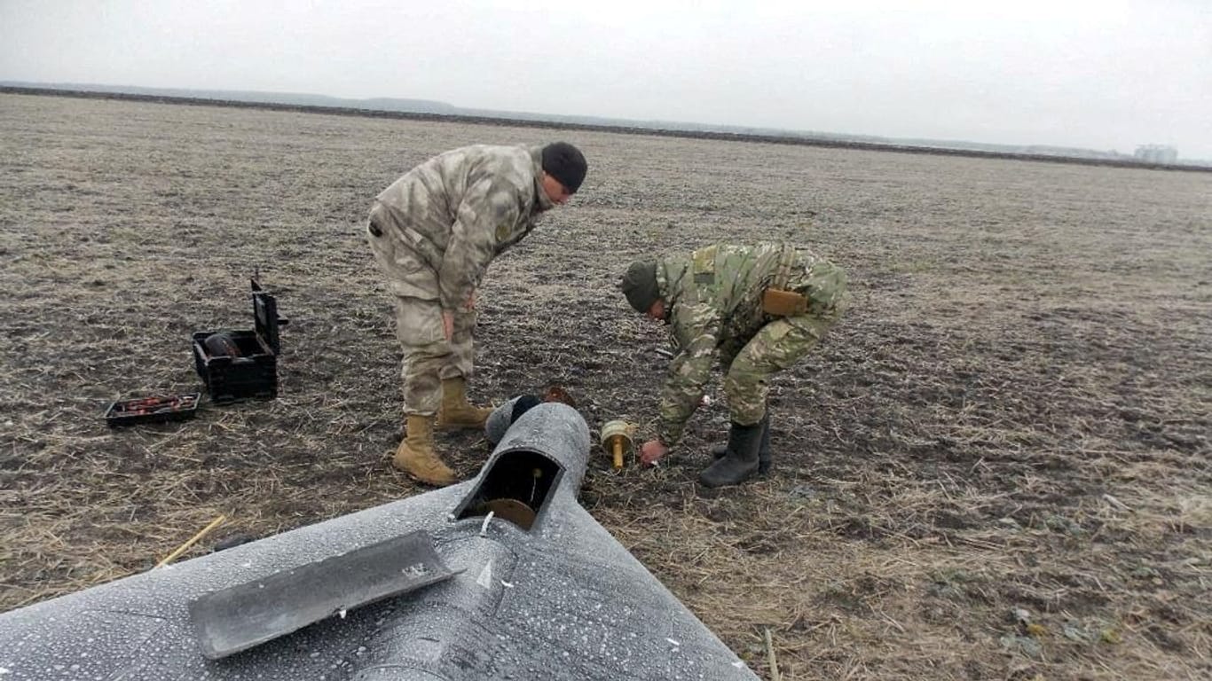 Lieferung aus China: Mitglieder einer Minenräumeinheit in der Ukraine entfernen einen Sprengkopf aus einer russischen Kamikaze-Drohne.