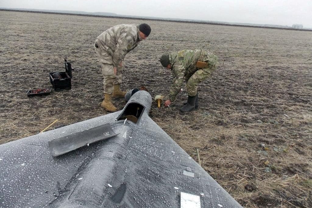 Lieferung aus China: Mitglieder einer Minenräumeinheit in der Ukraine entfernen einen Sprengkopf aus einer russischen Kamikaze-Drohne.