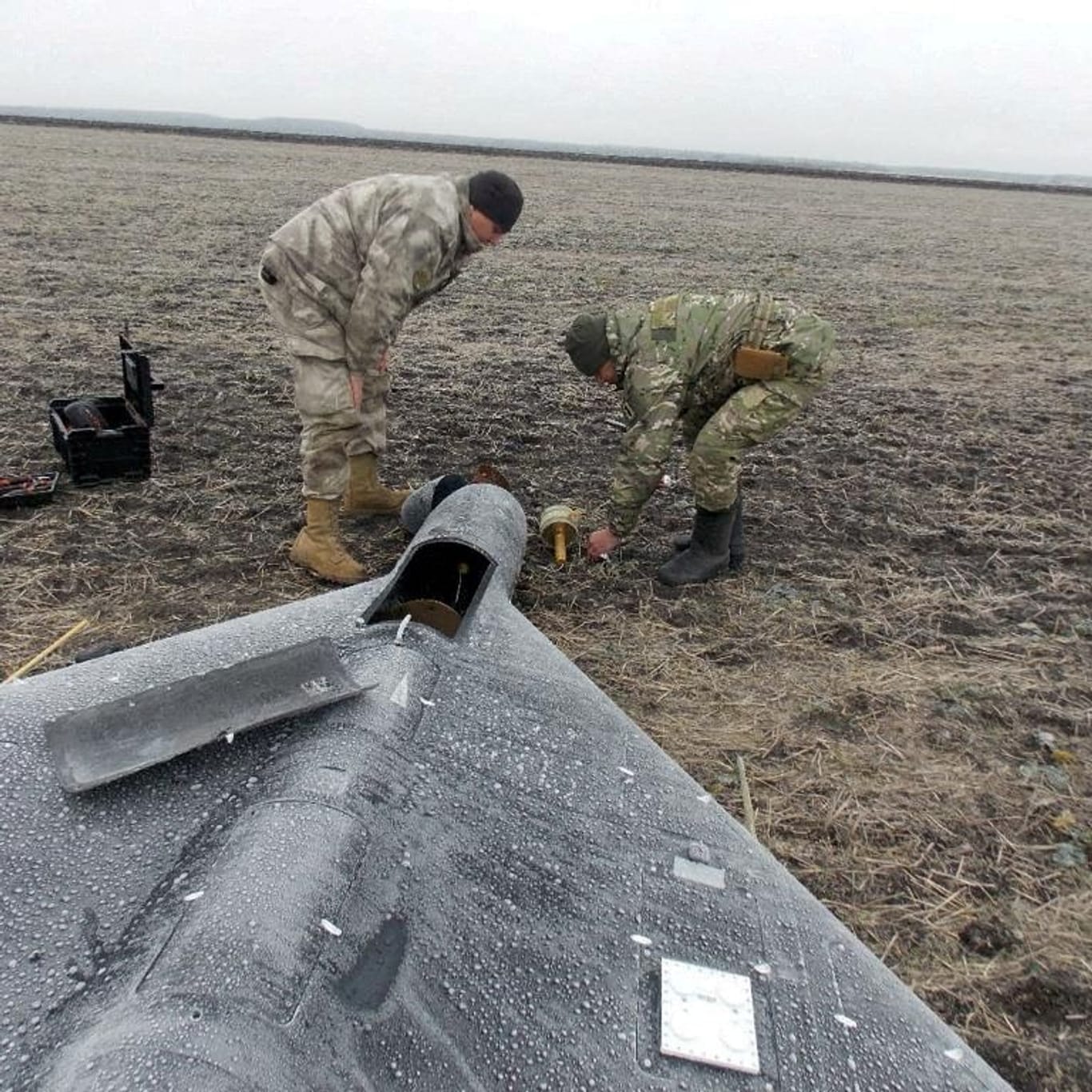 Lieferung aus China: Mitglieder einer Minenräumeinheit in der Ukraine entfernen einen Sprengkopf aus einer russischen Kamikaze-Drohne.