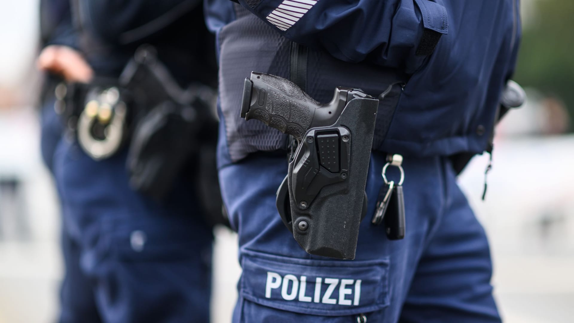 Polizist mit Dienstwaffe Polizist mit Dienstwaffe