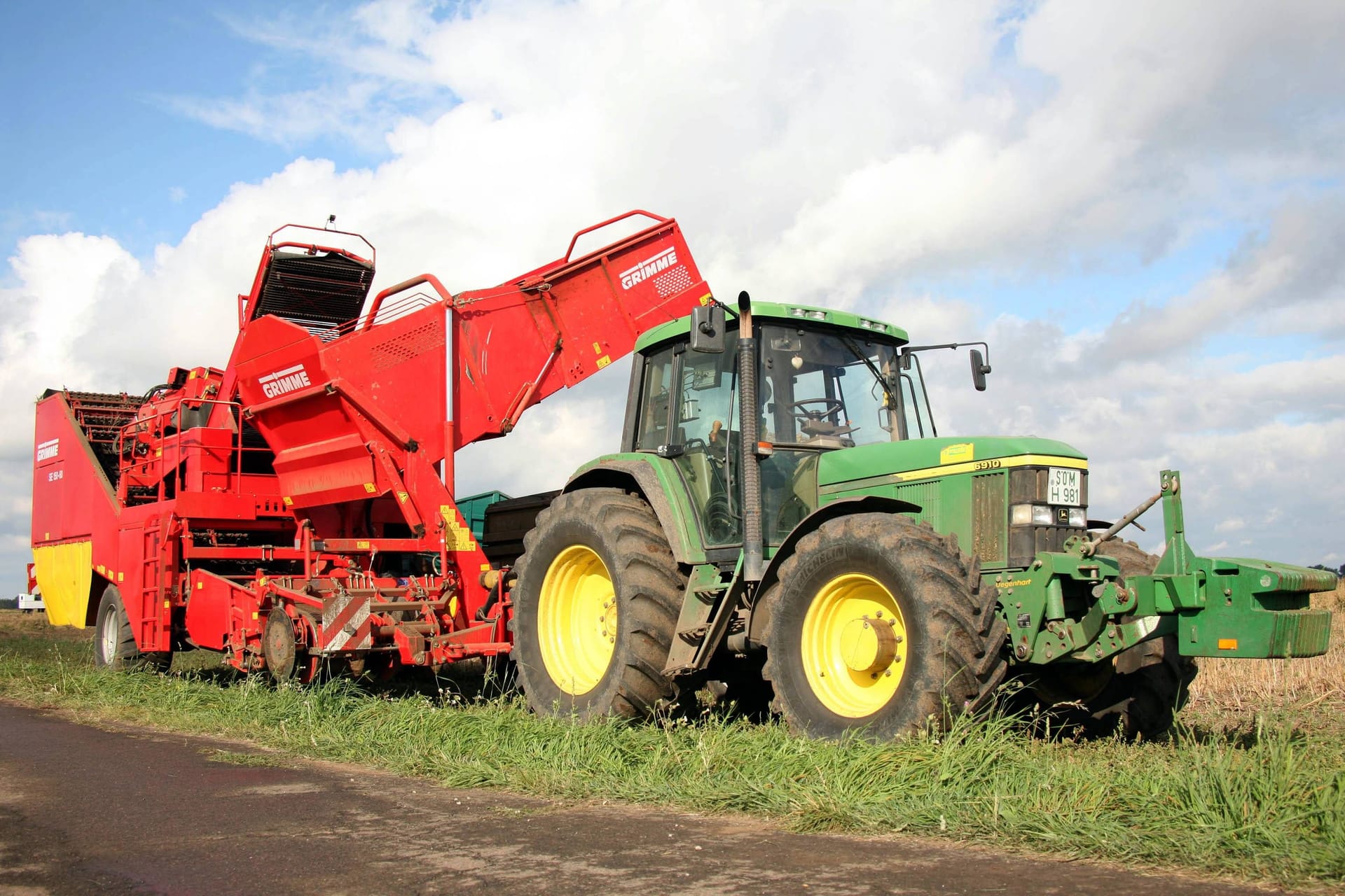 Ein Traktor mit angehängter Kartoffelerntemaschine (Archivbild): Ein Kind ist bei einem Unglück ums Leben gekommen.