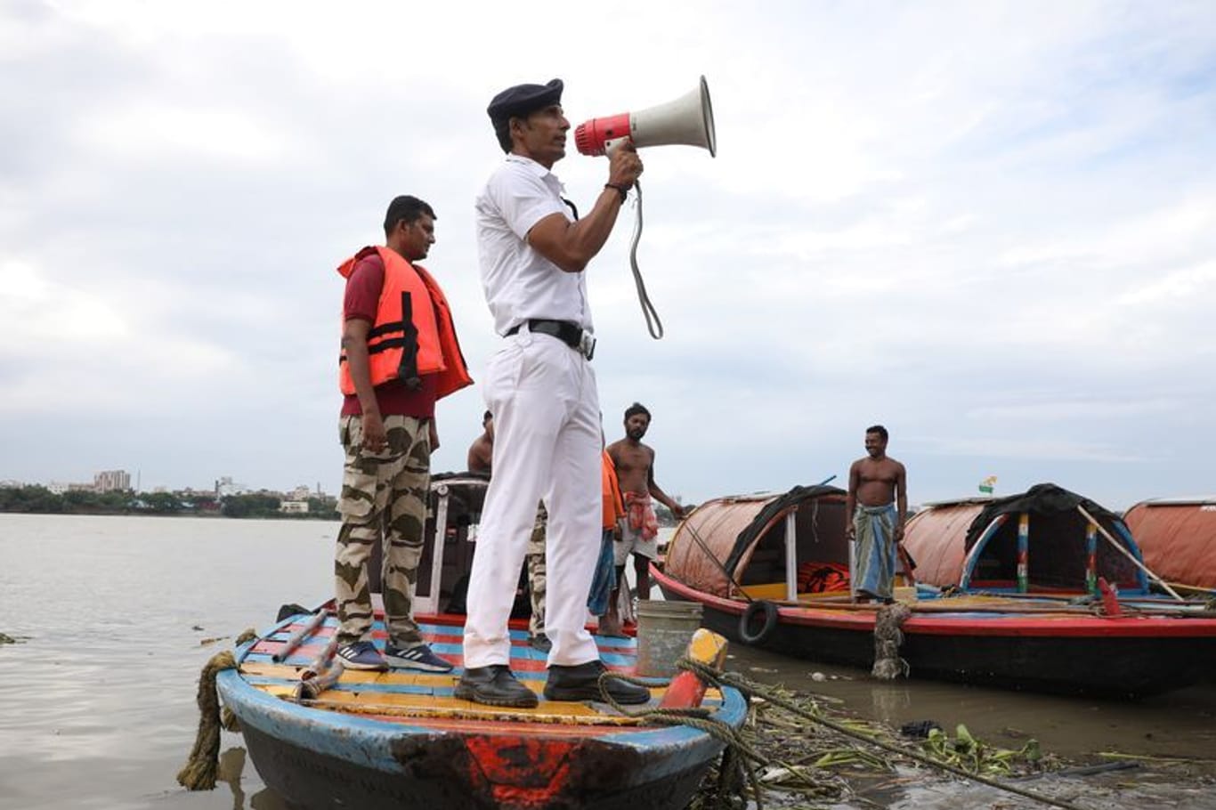 Auf dem Ganges in Indien: Menschen werden per Megaphon aufgefordert, sich in Sicherheit zu bringen.