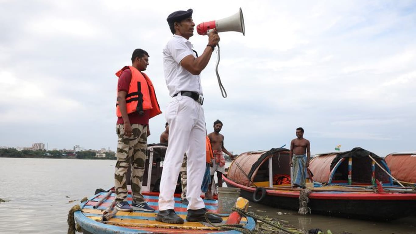 Auf dem Ganges in Indien: Menschen werden per Megaphon aufgefordert, sich in Sicherheit zu bringen.