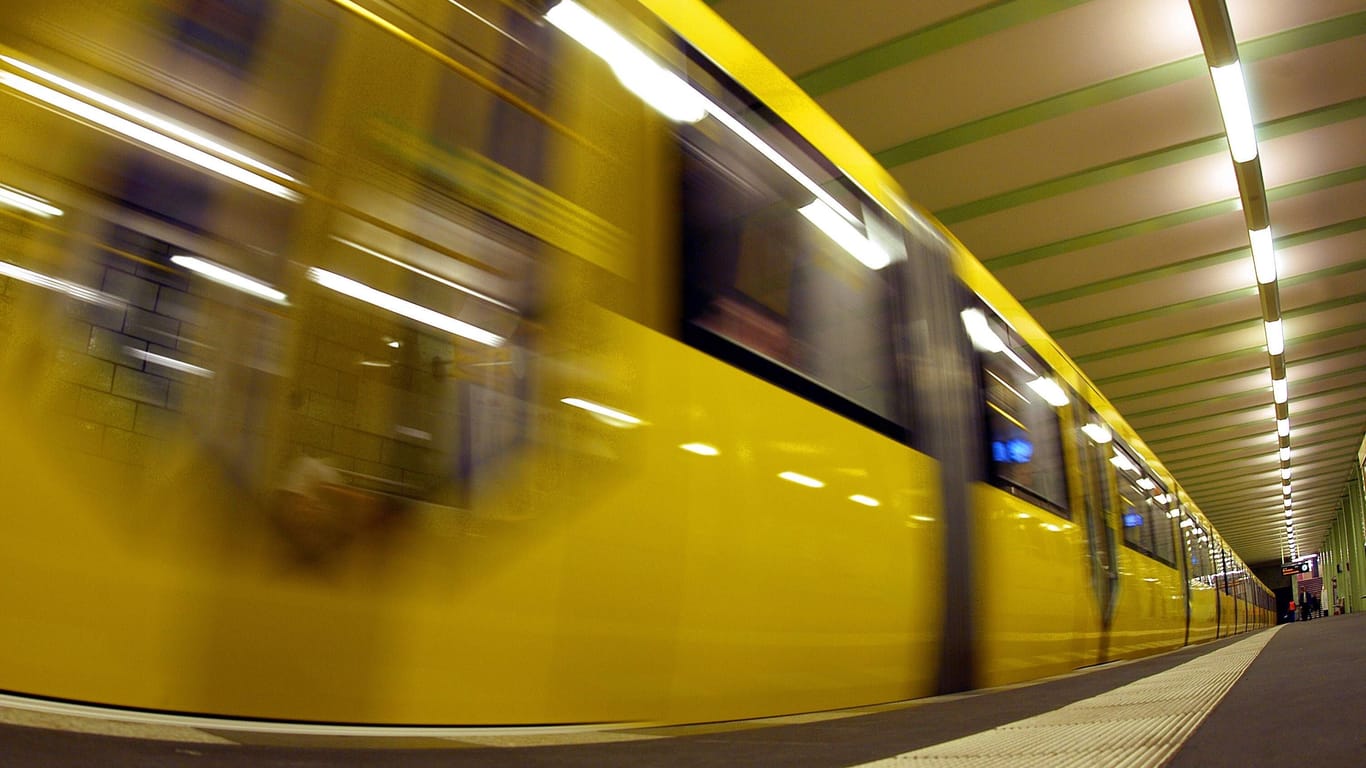 Bahn am U-Bahnhof Samariterstraße (Archivbild): Die Polizei geht von einem Unfall aus.