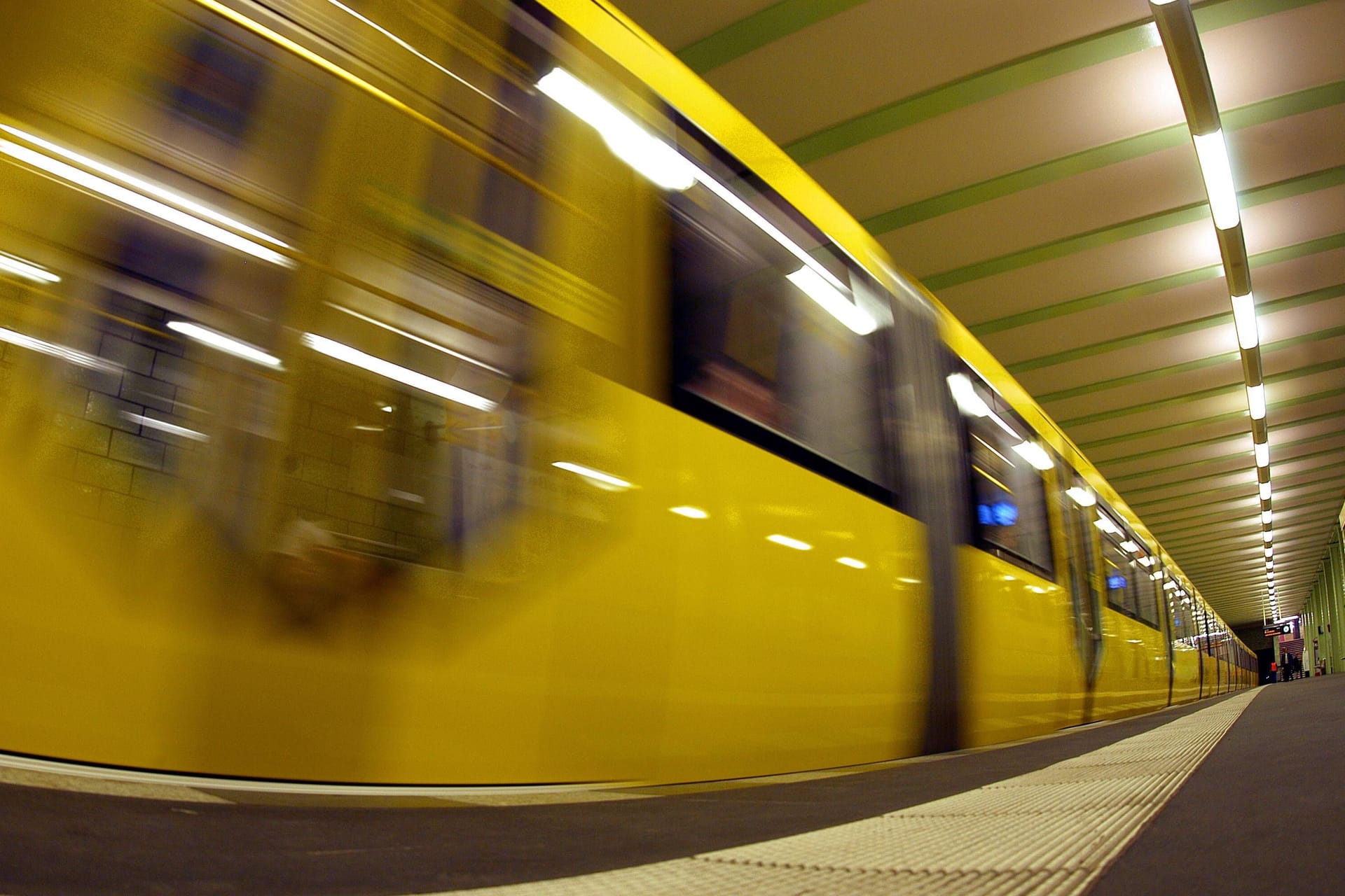 Bahn am U-Bahnhof Samariterstraße (Archivbild): Die Polizei geht von einem Unfall aus.