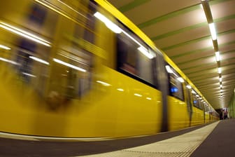 Bahn am U-Bahnhof Samariterstraße (Archivbild): Die Polizei geht von einem Unfall aus.